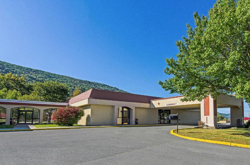 Econo Lodge Inn & Suites – Norton